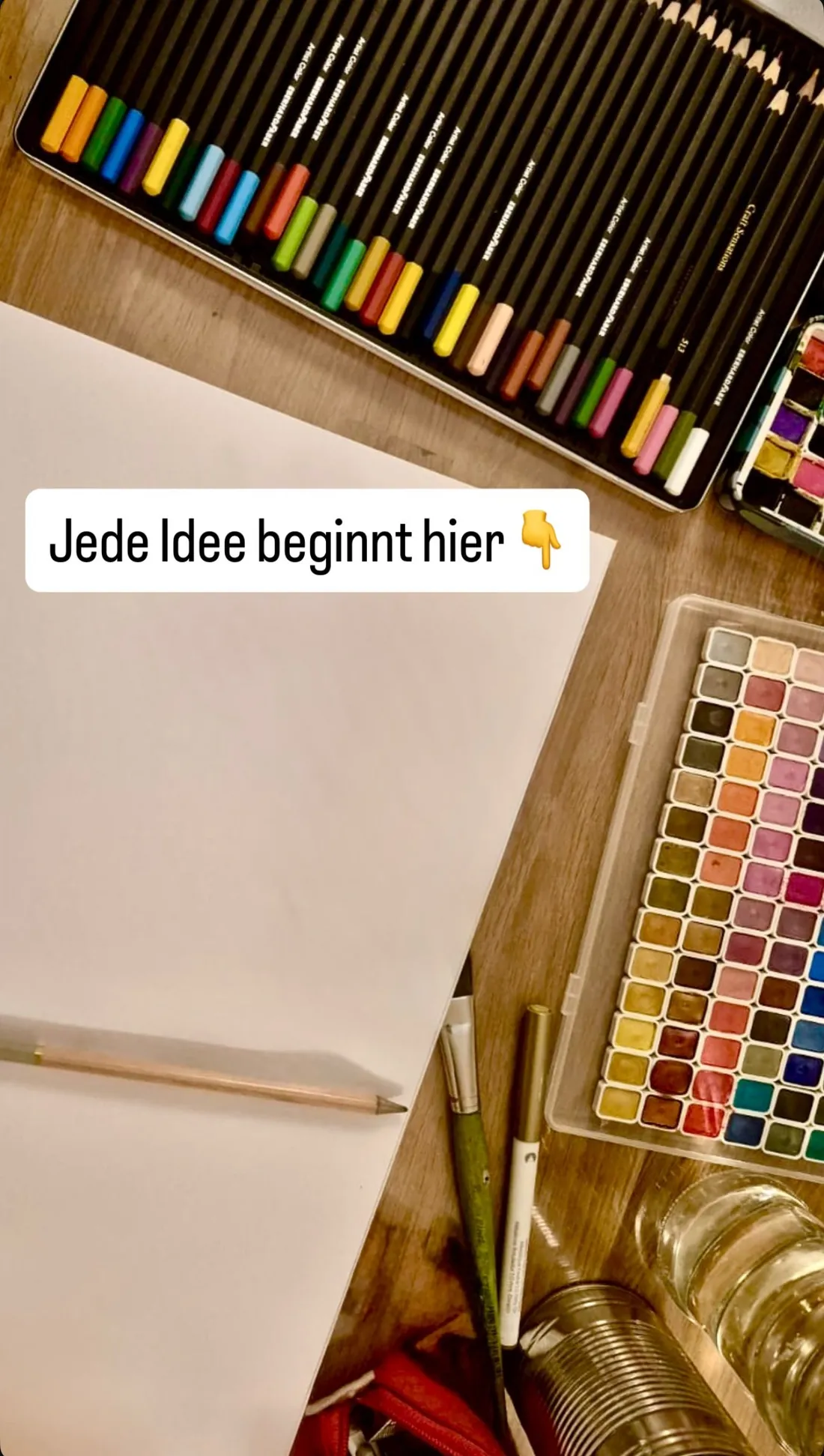 Antjes Zeichentisch: leeres Blatt, Buntstifte und Aquarellfarben